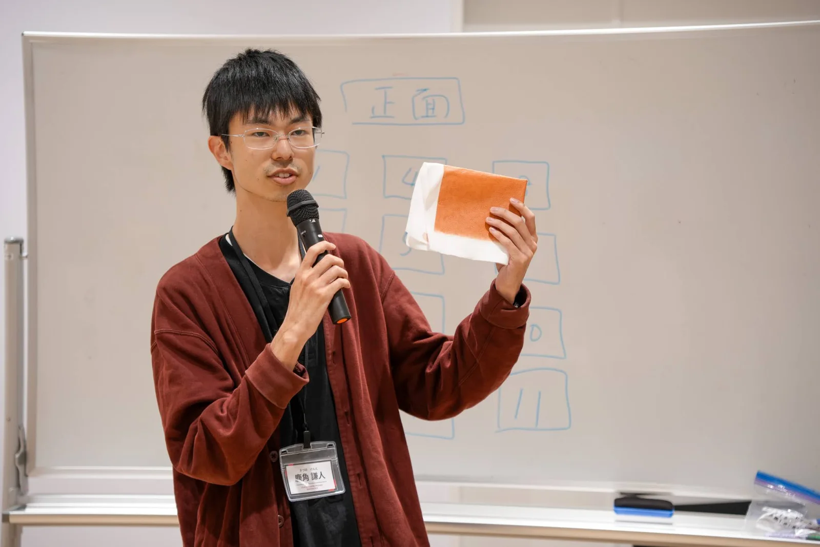 素材を手に説明する様子
